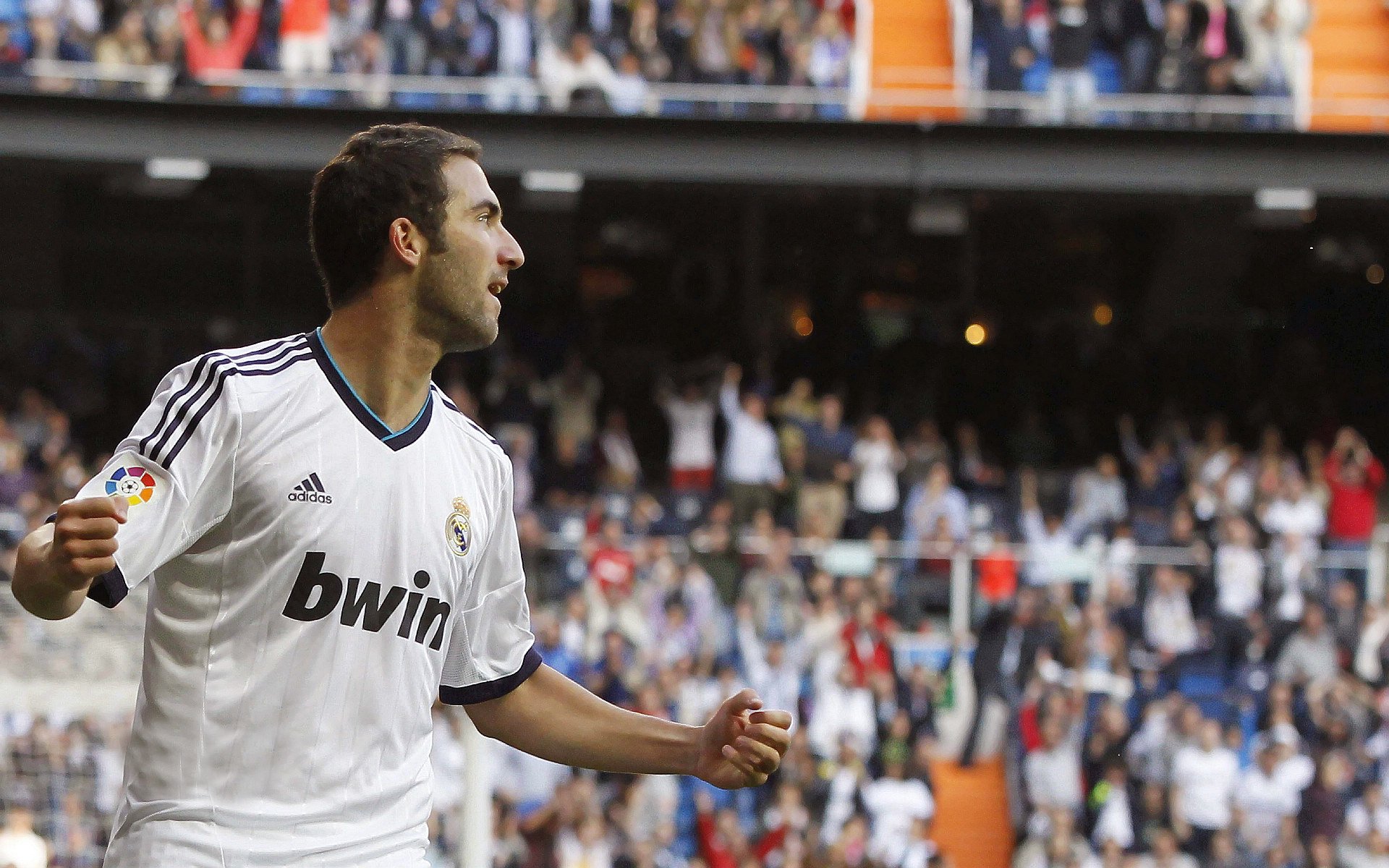 俱乐部打造球迷文化墙展示多年辉煌历史增强归属感，球迷俱乐部的英文短语